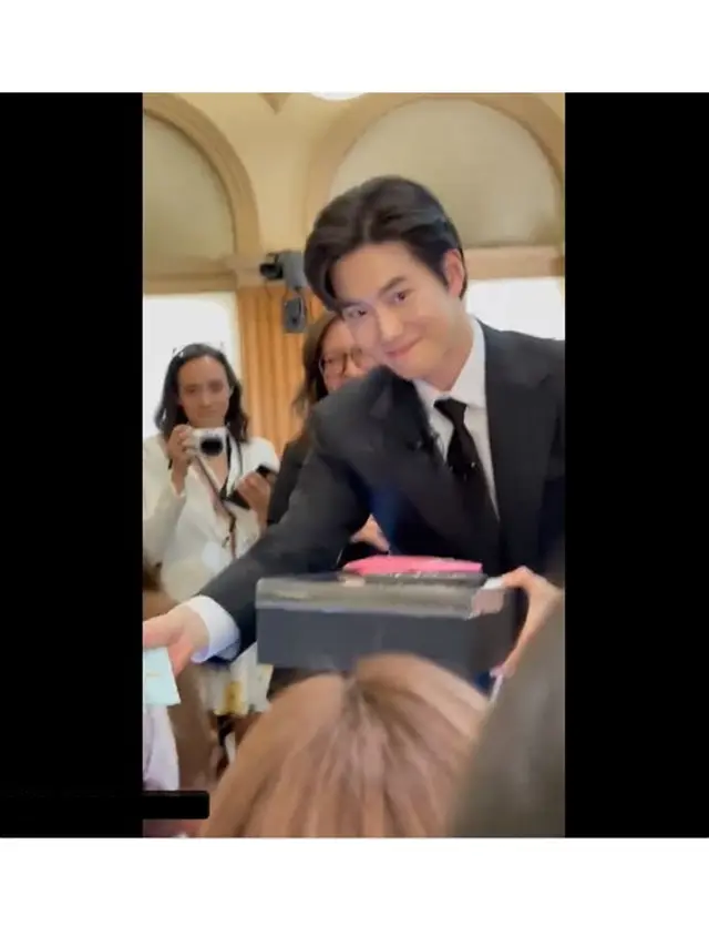 Bahas Korean Wave, Ini 6 Potret Suho EXO Jadi Pembicara di Stanford University