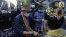 Keluhan pelaku UMKM dijawab Sandiaga melalui kementrian dengan memberikan dua mesin jahit dan dua unit mesin border yang telah dipesan dari Kendari. Bantuan ini bisa membuat pendapatan para pembuat souvenir ini naik sehingga meningkatkan ekonomi penduduk desa. (Liputan6.com/HO/Parekraf)