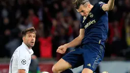 Winger Real Madrid, Gareth Bale mengontrol bola dibayangi bek Paris Saint-Germain (PSG), Juan Bernat pada laga Grup A Liga Champions di Parc des Princes, Rabu (18/9/2019). PSG berhasil menaklukkan tamunya Real Madrid 3-0. (AP Photo/Michel Euler)