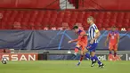 Gelandang Chelsea, Mason Mount mencetak gol pembuka untuk timnya ke gawang FC Porto pada leg pertama perempat final Liga Champions, Kamis (8/4/2021). Chelsea menang 2-0 Porto di laga yang digelar di tempat netral tersebut. (AP Photo/Angel Fernandez)