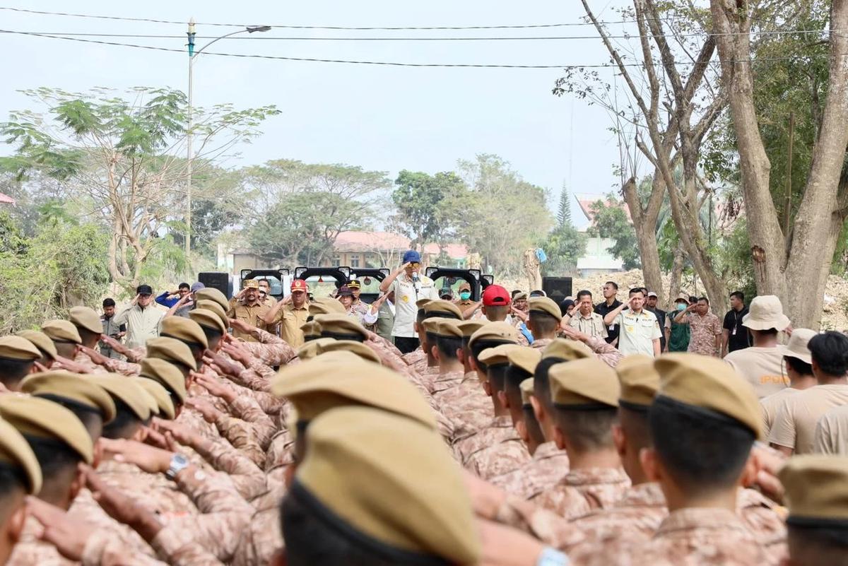 Mendagri Tito Karnavian saat memimpin Apel Pemulangan Praja IPDN dan ASN Kemendagri Gelombang I di Aceh Tamiang