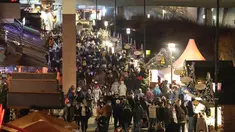 Orang-orang mengunjungi pembukaan pasar Natal besar di pusat perbelanjaan Westfield Centro di Oberhausen, Jerman, Jumat (12/11/2021).  Beberapa pasar Natal hanya mengizinkan pengunjung yang divaksinasi dan pulih atau diuji karena pandemi coronavirus. (AP Photo/Martin Meissner)