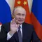 Presiden Rusia Vladimir Putin saat berbicara dengan Presiden China Xi Jinping&nbsp;melalui konferensi video, Selasa (21/1/2025). (Dok. Gavriil Grigorov, Sputnik, Kremlin Pool Photo via AP)