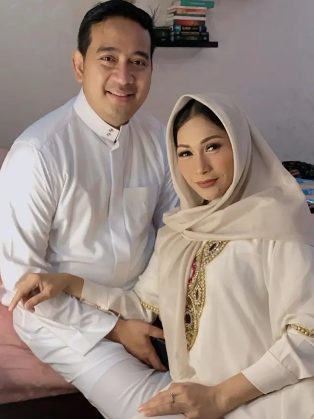 6 Potret Tasyakuran Empat Bulan Kehamilan Tata Janeeta, Tampil Serasi Bareng Suami