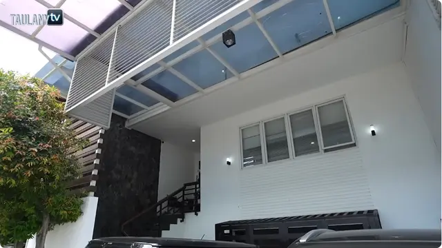 Potret Teras Depan Rumah Natasha Rizky