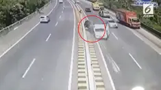 Sastrawan besar Indonesia Nh Dini meninggal dalam sebuah kecelakaan di jalan tol. Rekaman cctv menunjukan mobil yang dikendarai Nh Dini ditabrak sebuah truk.