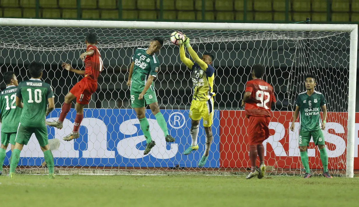 Kiper PSMS Medan, Abdul Rohim, menangkap bola saat bertanding melawan Kalteng Putra FC pada laga Liga 2 Indonesia di Stadion Patriot, Bekasi, Kamis, (9/11/2017). PSMS Medan menang 2-1 atas Kalteng Putra FC. (Bola.com/M Iqbal Ichsan)