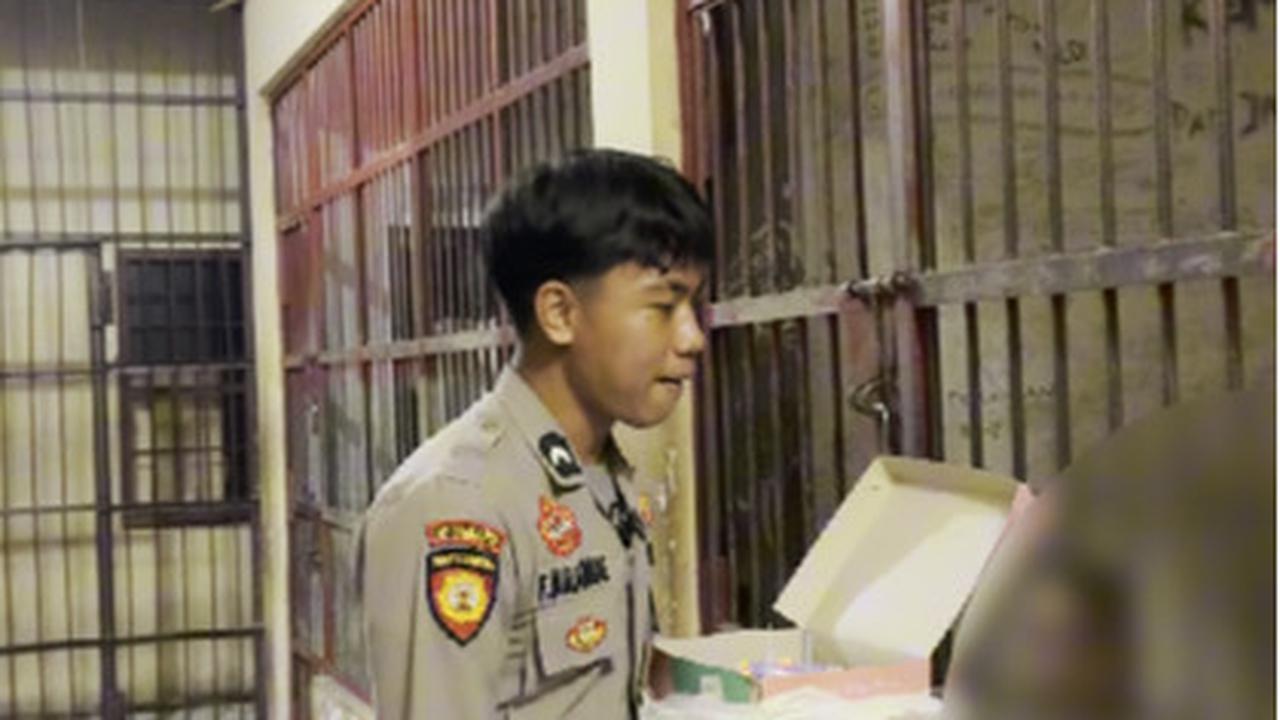 Sederhana Namun Penuh Kebahagiaan, Aksi Polisi Beri Kejutan Ultah untuk Tahanannya Ini Curi Perhatian