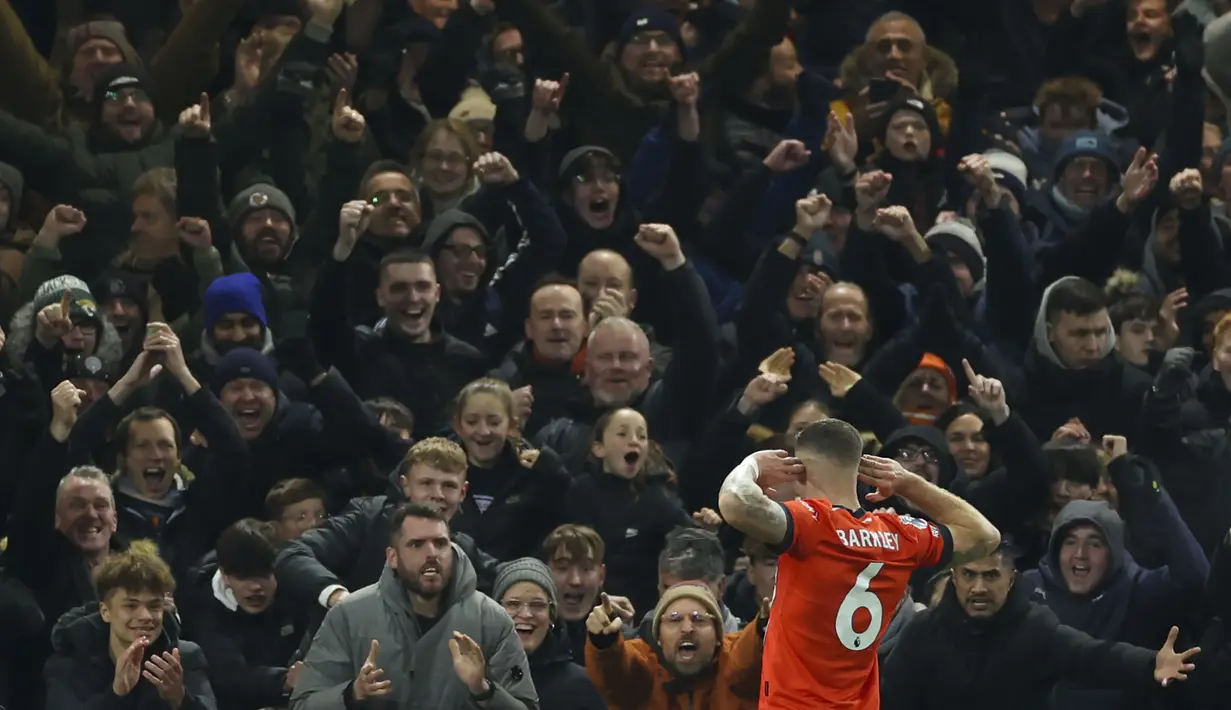 Gelandang Luton Town, Ross Brakley menghampiri para fans untuk merayakan gol ketiga Luton Town ke gawang Arsenal pada laga lanjutan pekan ke-15 Liga Inggris 2023/2024 di Kenilworth Road, Luton, Rabu (6/12/2023) dini hari WIB. (AP Photo/Ian Walton)