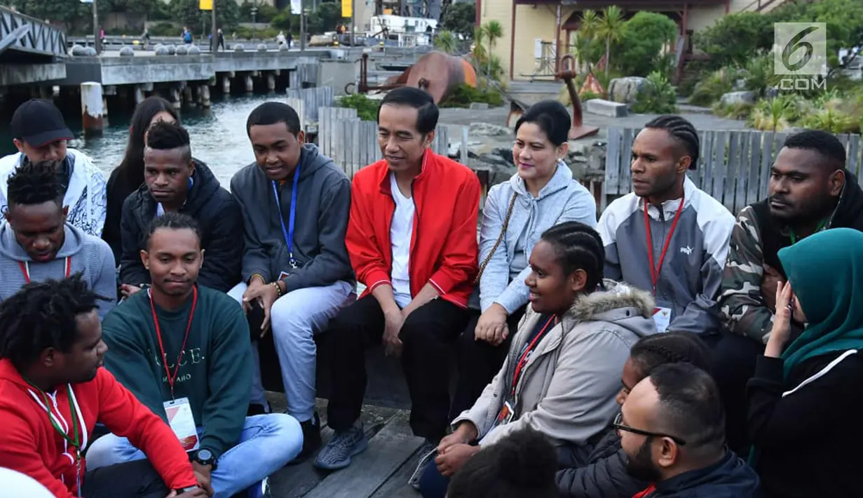 Presiden Joko Widodo bersama Ibu Negara Iriana Joko Widodo berbincang dengan pelajar dan mahasiswa Indonesia di Waterfront Wellington di  dekat dengan Museum Te Papa, Selandia Baru (19/3).  (Liputan6.com/Pool/Biro Pers Setpres)