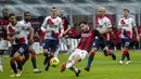 Bek AC Milan, Davide Calabria berusaha mencetak gol ke gawang Crotone pada pertandingan lanjutan Liga Serie A Italia di stadion San Siro di Milan, Italia, Minggu (7/2/2021). AC Milan menang telak atas Crotone 4-0. (AP Photo/Antonio Calanni)