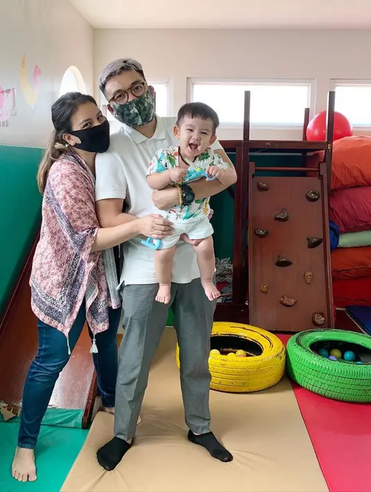 Kalau pasangan kekasih lainnya menjadikan malam minggu sebagai waktu untuk kencan dan menikmati waktu bersama. Lain halnya dengan Irfan yang memilih untuk mengikuti pengajian. (Instagram/tya_ariestya)