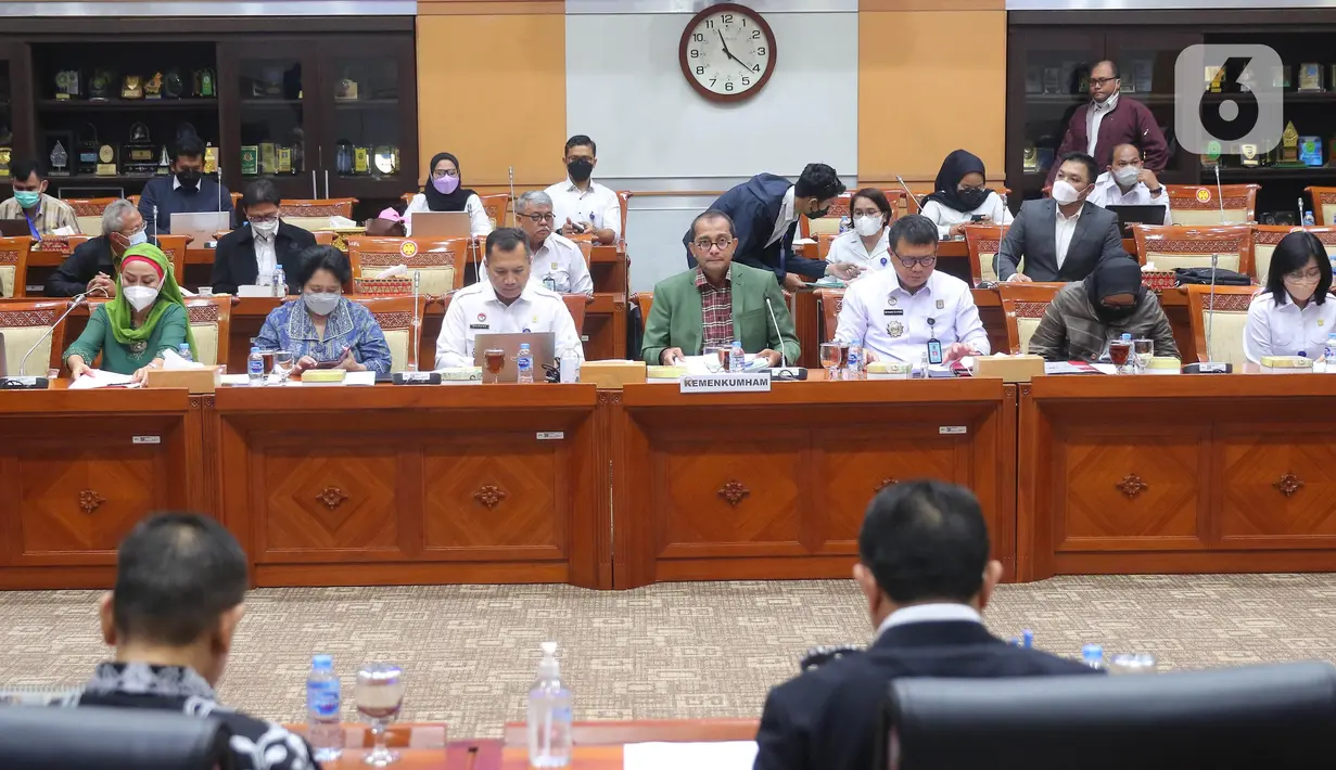 Wakil Menteri Hukum dan HAM Edward Omar Sharif Hiariej saat raker bersama Komisi III DPR, Jakarta, Rabu (6/7/2022). Komisi III dan Pemerintah bersepakat menyelesaikan RUU tentang KUHP khususnya terkait 14 isu krusial RUU KUHP sebelum diserahkan ke pembicaraan tingkat selanjutnya sesuai ketentuan perundang-undangan. (Liputan6.com/Angga Yuniar)