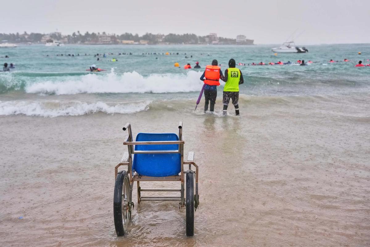 FOTO: Senam Air di Laut Dakar Hadir Sebagai Solusi Terapi Kesehatan Lansia