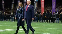 Melania Trump dan Donald Trump saat menghadiri College Football Playoff National Championship di Mercedes-Benz Superdome, New Orleans, Louisiana, AS. (SAUL LOEB / AFP)