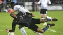Gelandang Manchester City, Raheem Sterling (depan) terjatuh usai perebutan bola dengan bek Swansea City, Marc Guehi dalam laga babak kelima Piala FA 2020/21 di Liberty Stadium, Rabu (10/2/2021). Manchester City menang 3-1 atas Swansea City. (AFP/Rebecca Naden/Pool)