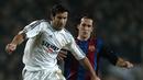 Bersama dengan Ronaldo Nazario dan deretan nama tenar lain, Figo menjadi salah satu bagian dari Los Galacticos jilid pertama. (AFP/Lluis Gene)