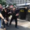 Petugas menangkap salah satu massa yang menolak eksekusi lahan Hotel Sultan saat bentrok dengan aparat pengamanan gabungan di kawasan Gelora Bung Karno (GBK), Jakarta, Kamis (18/6/2026). (merdeka.com/Arie Basuki)