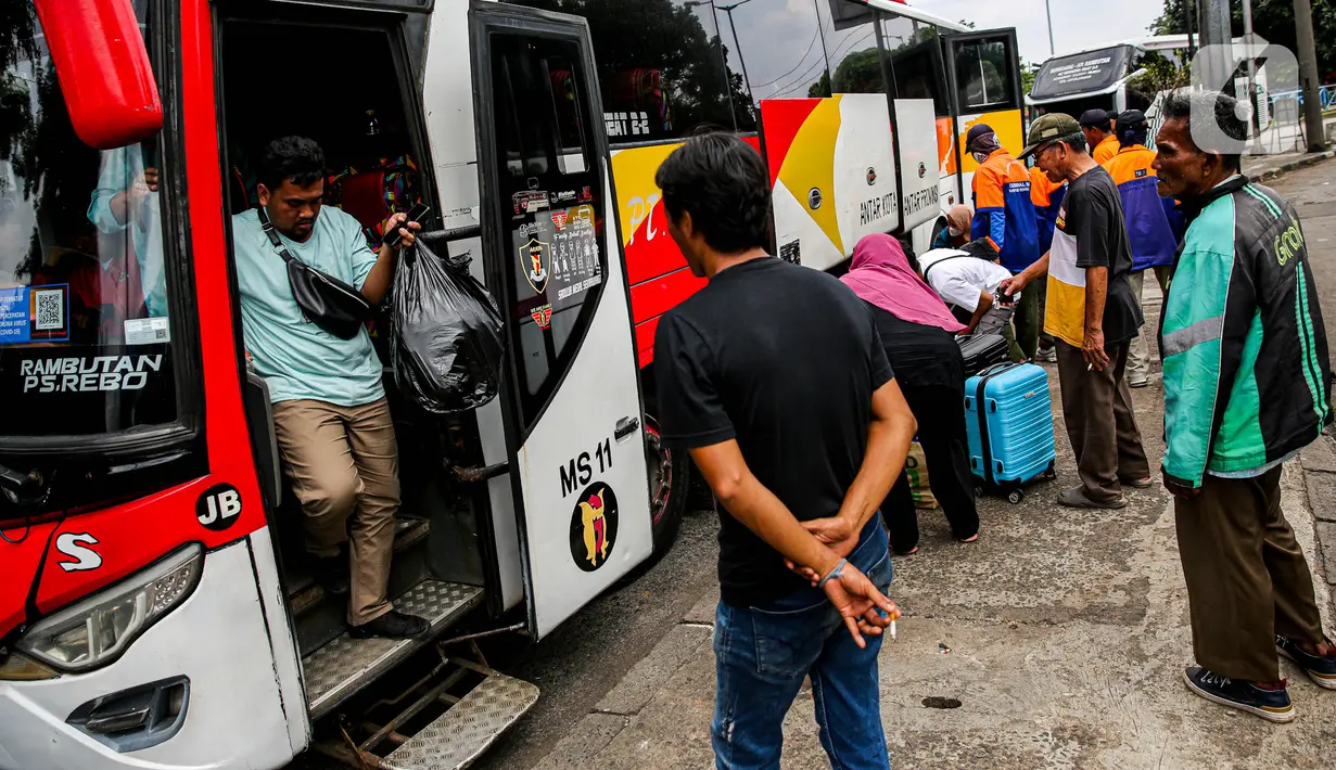 Yulza juga menjelaskan, bus yang beroperasi dipastikan laik. Pihaknya rutin melaksanakan cek kendaraan maupun tes kesehatan sopir yang akan mengemudikan bus sampai H+7 angkutan. (Liputan6.com/Faizal Fanani)