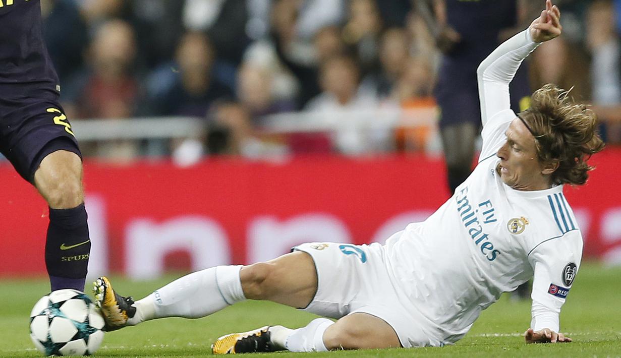 Luka Modric menjadi salah satu pemain Real Madrid yang terpilih sebagai penghuni daftar tim terbaik versi FiFA atau FIFA FIFPro World11 award 2017 pada ajang  The Best FIFA Football Awards, di London. (AP/Francisco Seco)