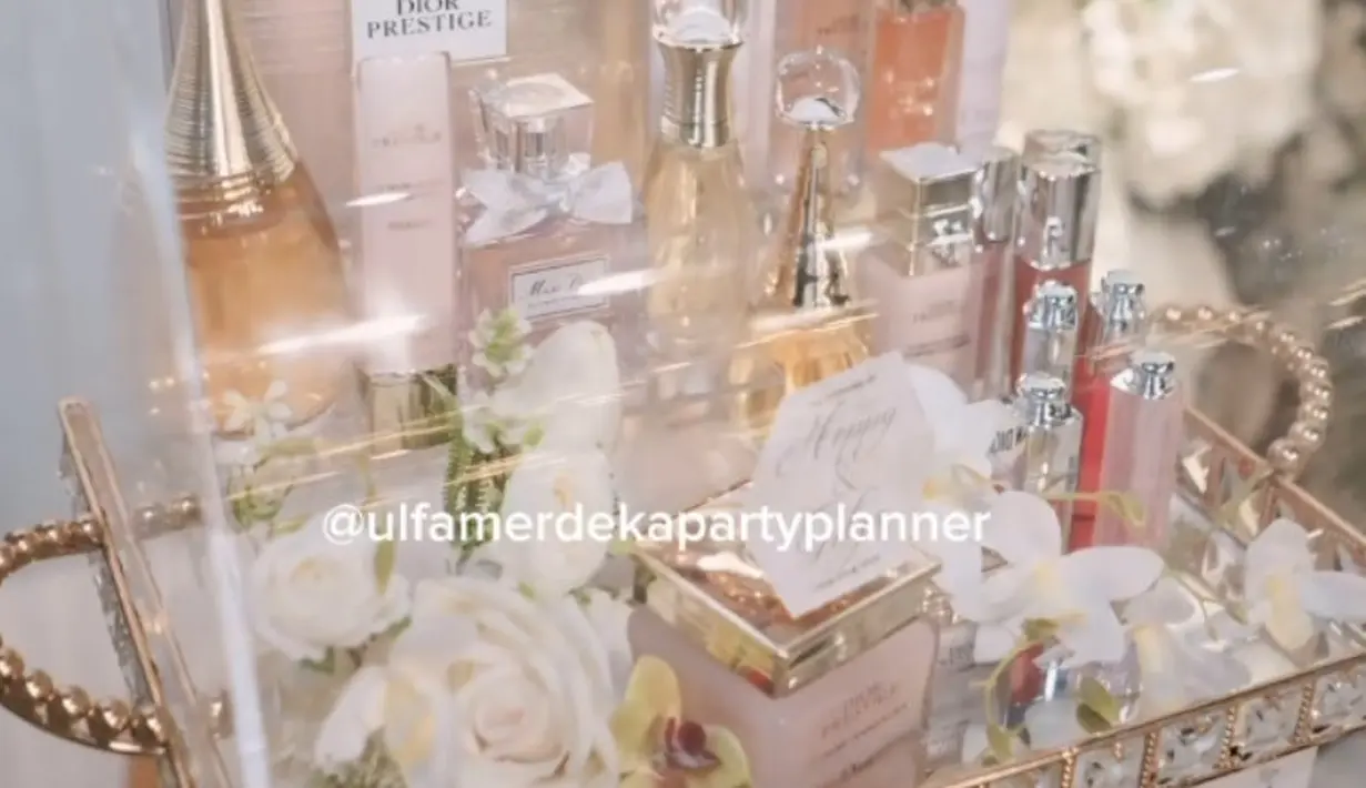 Tak hanya itu, Gilda juga memberikan parfum hingga makeup dari Dior. Dikemas dengan indah menggunakan kaca.  [@ulfamerdekapartyplanner]