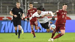 Tuan rumah VFB Stuttgart mampu mengimbangi Bayern Munchen hingga pertengahan babak pertama. Bahkan pergerakan Omar Marmoush mampu merepotkan pertahanan Die Roten yang digalang Niklas Suele. (AFP/Thomas Kienzle)