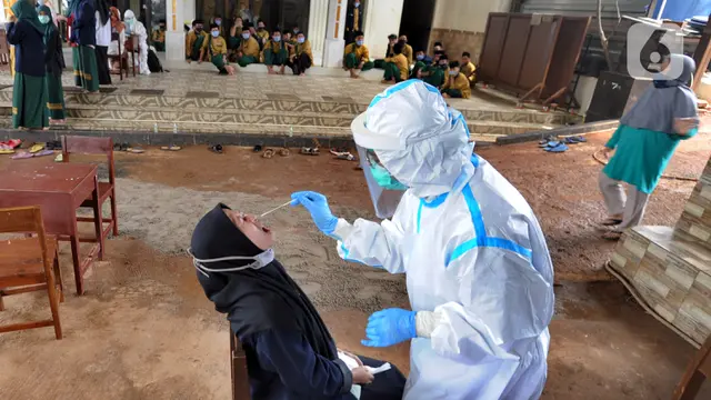 FOTO: Cegah Penyebaran COVID-19, Puluhan Santri di Depok Jalani Swab Test Massal