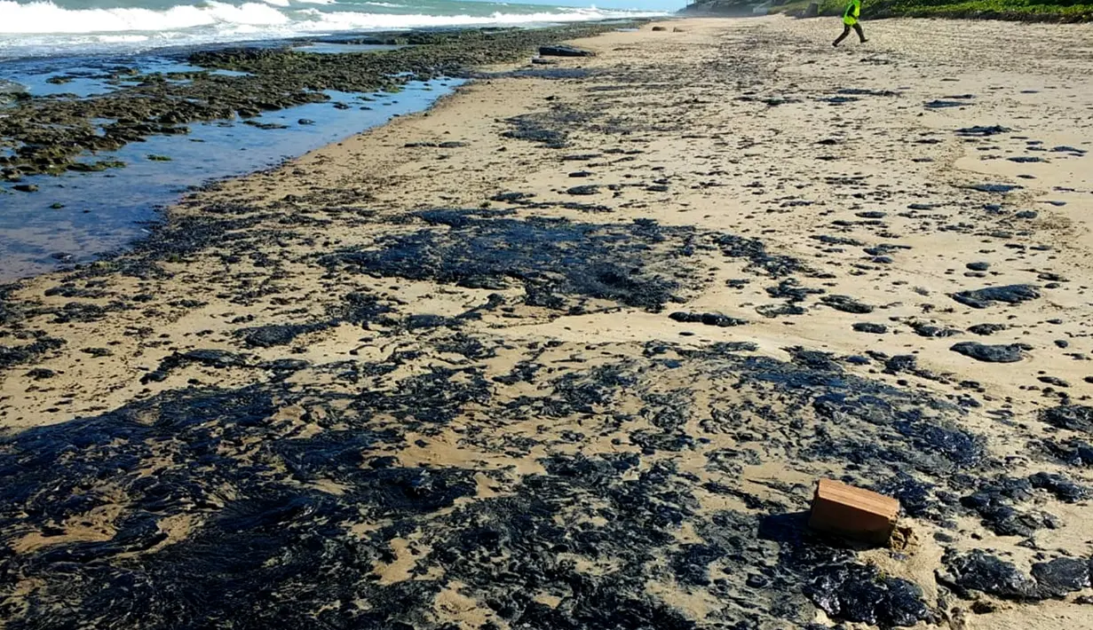 Gambar yang dirilis 7 Oktober 2019 menunjukkan minyak tumpah di pantai Pontal de Coruripe di Coruripe, negara bagian Alagoas, Brasil. Perusahaan minyak yang dikelola negara, Petrolo Brasileiro SA, atau Petrobras telah melakukan tes dan menunjukkan minyak itu tidak berasal dari Brasil. (HO/IBAMA/AFP)
