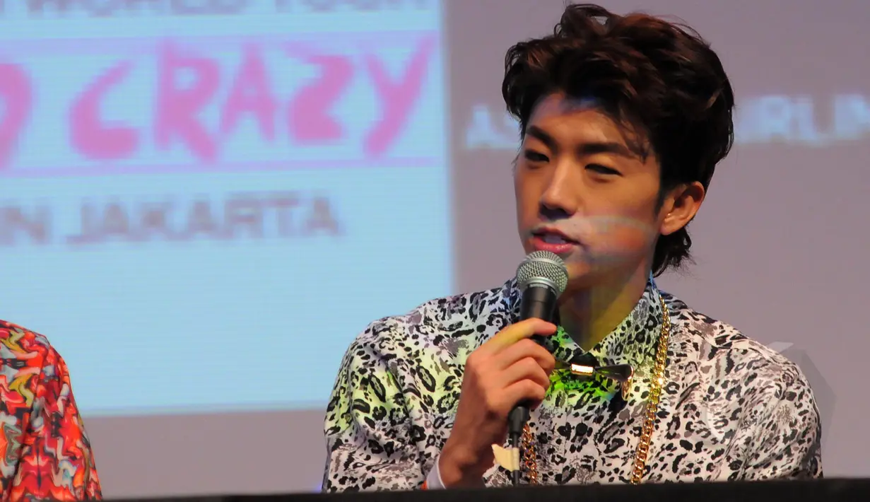 2PM saat menggelar konferensi pers  di salah satu mall di kawasan Kuningan Jakarta Selatan, Jum'at, (27/3/2015). 2PM akan menghibur fansnya di Indonesia pada  28 Maret 2015 di Istora Senayan, Jakarta (Liputan6.com/Faisal R Syam)