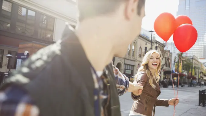 3 Keuntungan Menjalin Hubungan Dengan yang Lebih Muda
