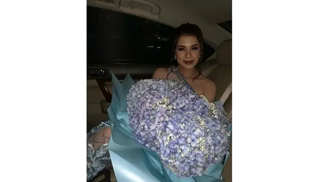 Tak sedikit netizen yang menyebut Shanna sebagai kembaran Iis saat muda lho.