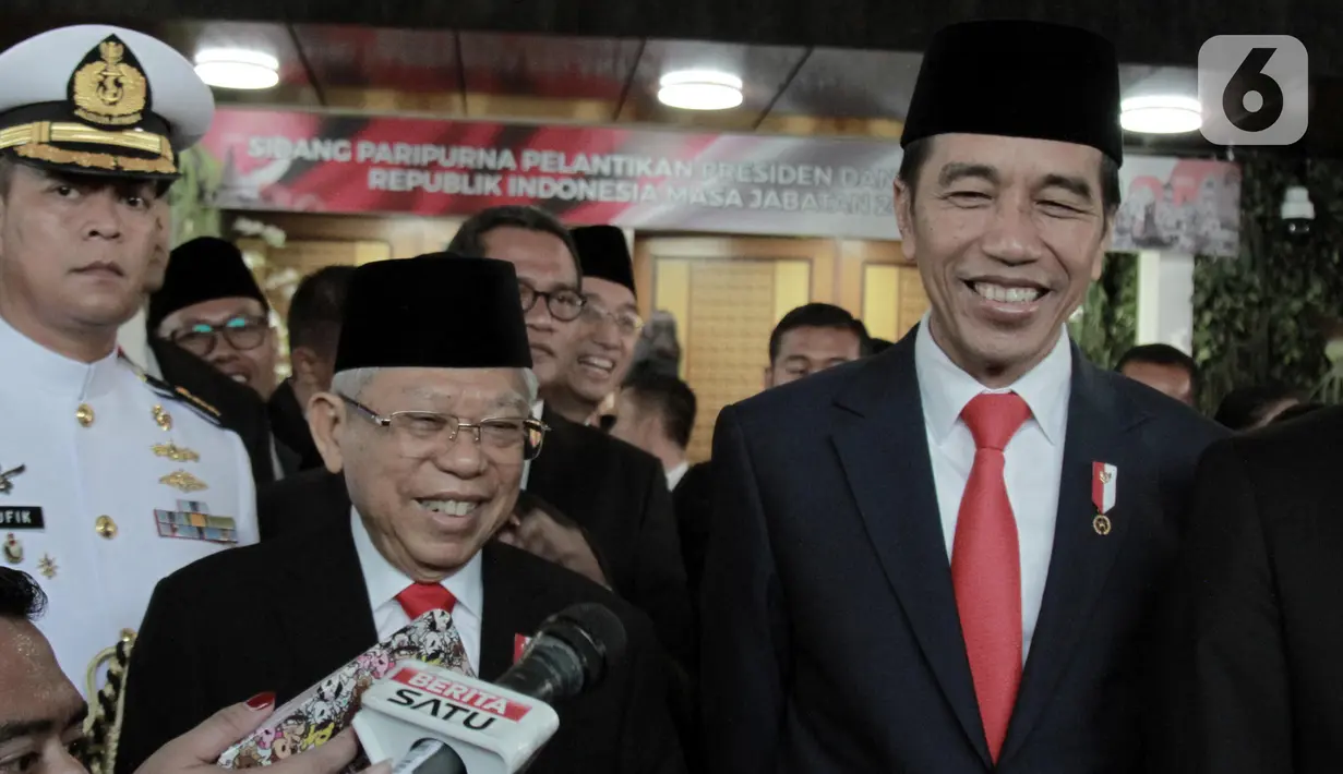 Joko Widodo atau Jokowi (kanan) dan Ma'ruf Amin (kiri) memberi keterangan usai dilantik menjadi Presiden dan Wakil Presiden RI periode 2019-2024 di Gedung Nusantara, Jakarta, Minggu (20/10/2019). Jokowi dan Ma'ruf Amin terlihat senyum semringah usai pelantikan. (merdeka.com/Iqbal Nugroho)