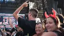 Sejumlah penonton menyaksikan aksi panggung Metallica saat tampil di Festival d'ete de Quebec di Quebec City, Kanada (14/7). Ribuan penonton terhibur dengan aksi panggung band metal tersebut. (AFP Photo/Alice Chicheby)