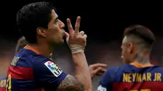 Ekspresi striker Barcelona, Luis Suarez, setelah mencetak gol kedua ke gawang Espanyol dalam laga La Liga di Stadion Camp Nou, Barcelona, (8/5/2016). (Reuters/Albert Gea)