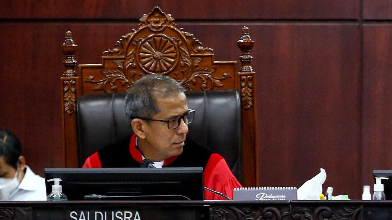 "Masih berkaitan dengan peta ini, kira-kira ini alokasi dana yang dibawa untuk kunjungan-kunjungan presiden itu yang dari mana saja? Pak Menko dan Ibu Menteri, ini satu yang terkait langsung dengan permohonan yang diajukan kedua pemohon," kata Saldi Isra.
