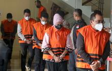 FOTO: Barisan Tersangka Suap dan Gratifikasi di Kalimantan Selatan Ditahan KPK, Pakai Rompi Oranye dan Tangan Diborgol
