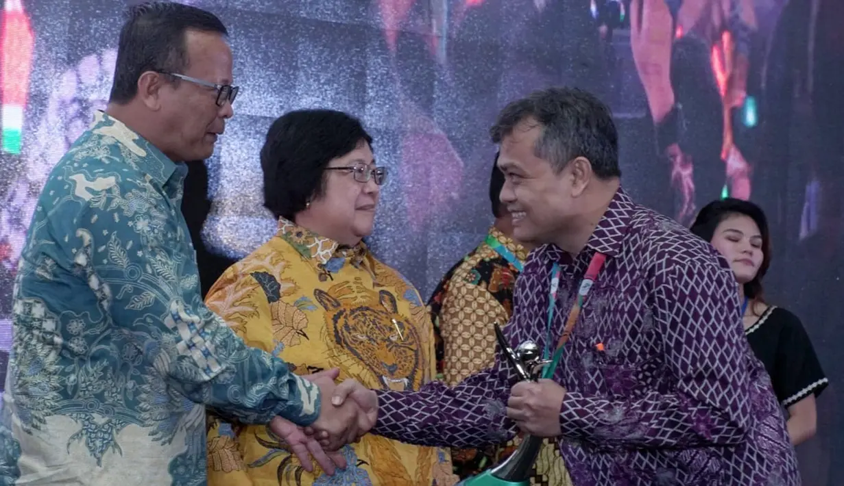 GM Produksi PT Pupuk Kujang Ariffianto menerima penghargaan Proper Hijau pada ajang Penghargaan Anugerah PROPER 2018 dari Kementerian Lingkungan Hidup dan Kehutanan, yang diserahkan Menteri Siti Nurbaya di Jakarta, Kamis (27/12). (Liputan6.com/HO/Ines)