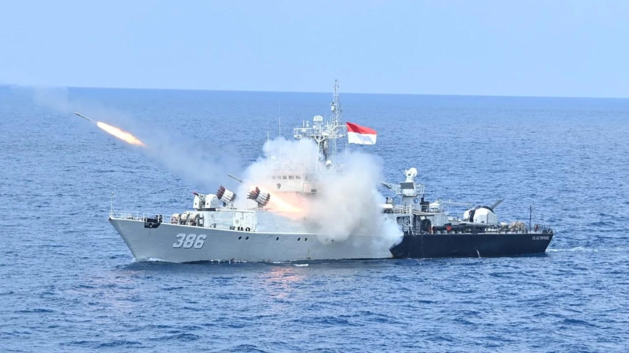 FOTO: TNI Tunjukkan Kesiapan Hadapi Perang Modern Lewat Latopslagab di Karimun Jawa