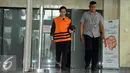 Noviyanti (kiri), Staf ahli anggota Komisi III DPR Fraksi Demokrat I Putu Sudiartana meninggalkan Gedung KPK usai menjalani pemeriksaan di Jakarta, Selasa (6/9). (Liputan6.com/Helmi Afandi)