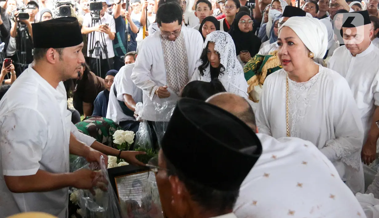 Sebelum dimakamkan, jenazah Titiek Puspa disalatkan terlebih dahulu setelah salat Jumat yang digelar di Masjid An-Nur, kawasan Perdatam, Jakarta Selatan. (Liputan6.com/Herman Zakharia)
