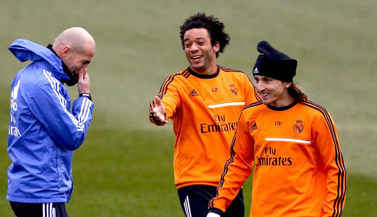  Zinedine Zidane (kiri) saat bercengkrama bersama Luka Modric (kanan) dan Marcelo Vieira pada sesi latihan di Kompleks Valdebebas Sports, Madrid, Spanyol (17/01/2014). (EPA/Juanjo Martin)