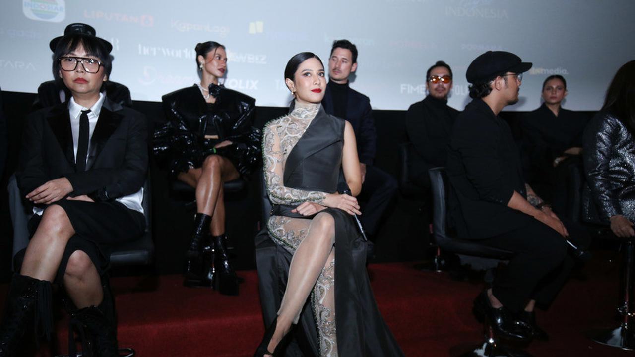 Cantik & Anggunnya Dian Sastrowardoyo di Red Carpet 'RATU ADIL', Tampil Dalam Balutan Gaun dan Jam Tangan Unik