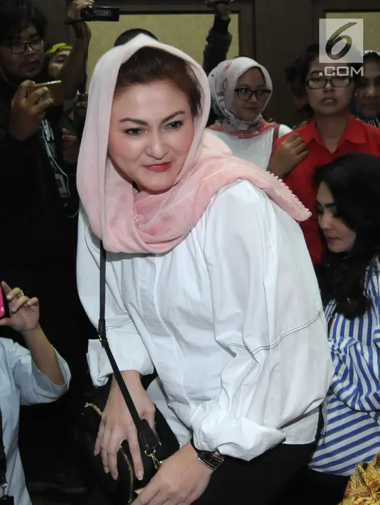 Istri terdakwa dugaan korupsi proyek e-KTP Setya Novanto, Deisti Astriani Tagor saat tiba di ruang sidang pengadilan Tipikor jelang sidang tuntutan, Jakarta, Kamis (29/3). Sidang mendengar pembacaan tuntutan. (Liputan6.com/Helmi Fithriansyah)