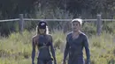 Pahlawan Jerman, Gotze menikmati mandi lumpur bersama kekasihnya Ann-Kathrin Bommel di Formentera, Spanyol (Dailymail)