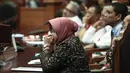 Wali Kota Surabaya Tri Rismaharini memenuhi panggilan Mahkamah Kostitusi (MK), Jakarta, Rabu (8/6). Risma akan menjadi saksi atas gugatan warga Surabaya tentang Pengalihan Wewenang Penyelenggaraan Pendidikan kepada Pemprov. (Liputan6.com/Faizal Fanani)