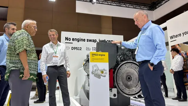 Penjelasan komponen oleh Managing Director Sales & Operation Liebherr Indonesia, Christian Bombenger, kepada konsumen Liebherr CEO PT KPC, Ashok Mitra.