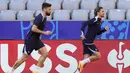 Pemain Prancis, Antoine Griezmann dan Olivier Giroud, berlari bersama saat mengikuti sesi latihan di Munich, Jerman, Senin (8/7/2024). (AP Photo/Hassan Ammar)