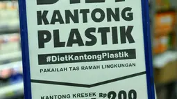 Papan bertuliskan 'Diet Kantong Plastik' di salah satu mini market di Pasar Baru, Jakarta, Senin (22/2). Peraturan ini serentak di 17 kota Indonesia dengan pembayaran Rp200 per kantong plastik. (Liputan6.com/Gempur M Surya)