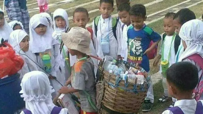 Saat Teman-teman Seusinya Sekolah, Bocah Ini Malah Bekerja