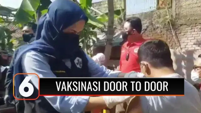 Badan Intelijen Negara (BIN) menggelar vaksinasi dengan mendatangi rumah-rumah warga di Bandung Barat, Jawa Barat. Selain untuk menghindari kerumunan, vaksinasi secara door to door juga menyasar klaster keluarga, terutama di zona merah Covid-19.